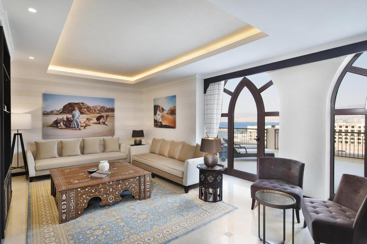 Al Manara, A Luxury Collection Hotel, Aqaba Luaran gambar A living room in a suite at the hotel
