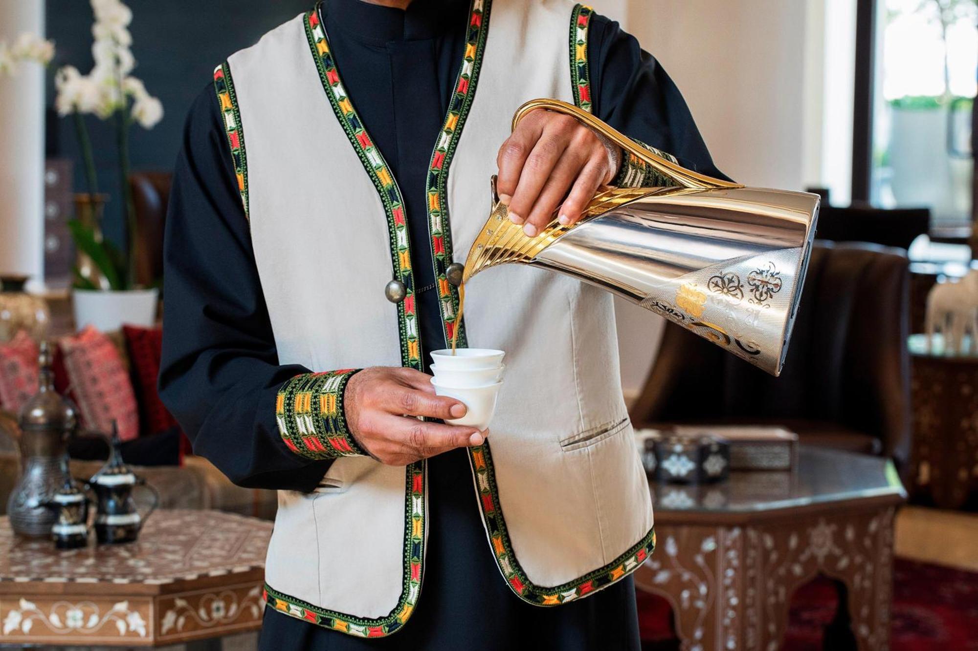 Al Manara, A Luxury Collection Hotel, Aqaba Luaran gambar Coffee being served in a traditional manner